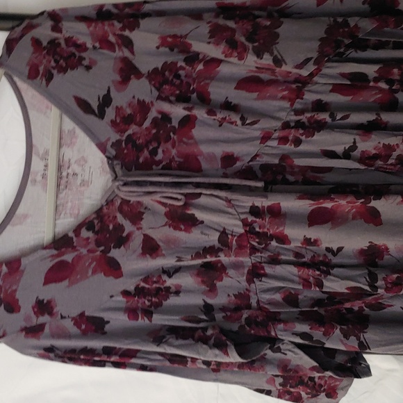 Torrid size 3 Gray with Red flowers top EUC - Picture 4 of 5